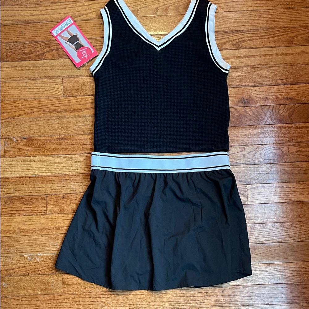 Black and White V-Neck Tank and Skort Set - Picture 4 of 8